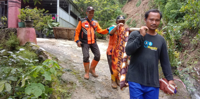 [UPDATE]: Tanah Longsor Cilacap, Tim Gabungan Berhasil Evakuasi Warga yang Terkena Stroke