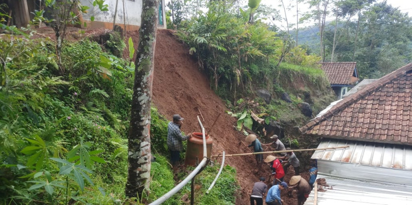 Tanah Longsor Telan Korban Dua Warga di Ciamis, Waspada Cuaca Ekstrem