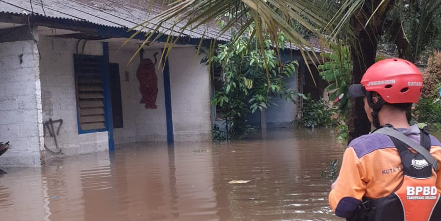 Warga Kecamatan Setu, Tangerang Selatan Mengungsi Akibat Banjir yang Merendam Wilayah Perumahan