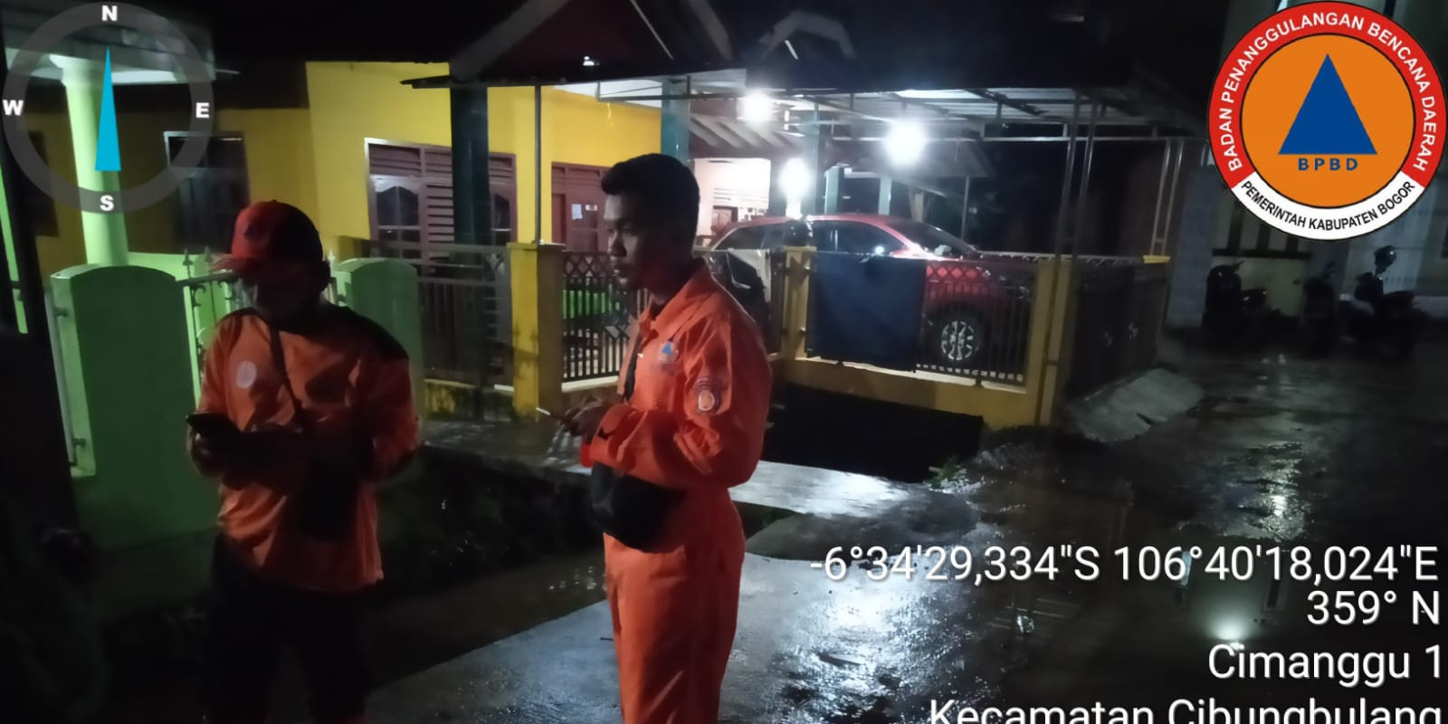 Warga Kabupaten Bogor Bersihkan Rumah Saat Banjir Sudah Surut