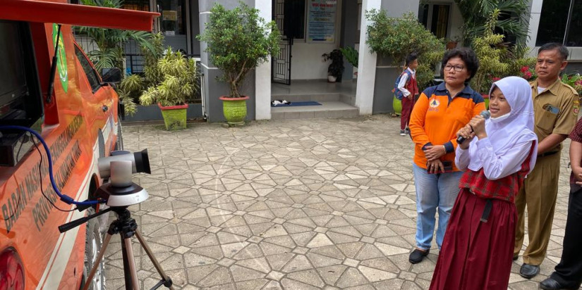 Antusias Siswa SD 012 Kota Samarinda Jajal Video Call Lewat Mobil Komunikasi