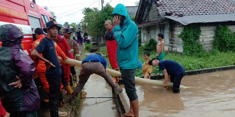 Tim Gabungan Bersihkan Sisa Material Pascabanjir Di Kabupaten Bangka Selatan