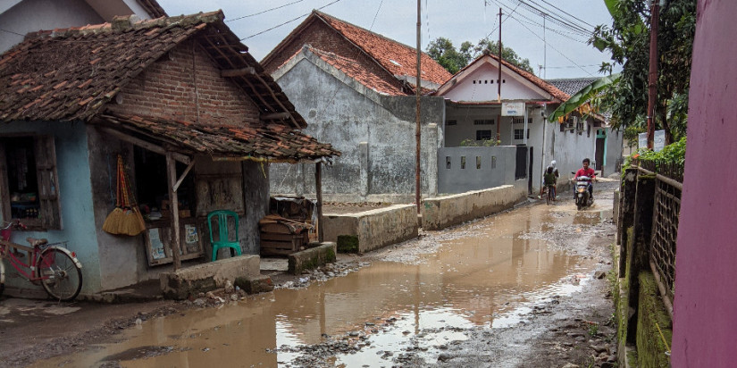 Pascabanjir Cirebon, Warga Bersama Tim Gabungan Bersihkan Sisa Material Lumpur