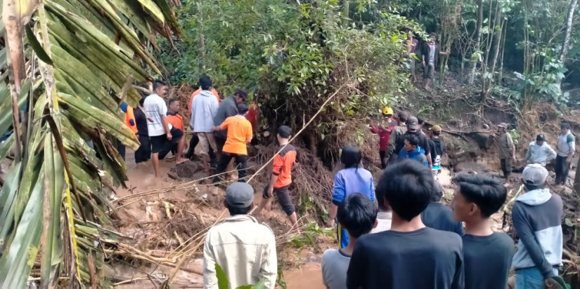 Tim Gabungan Evakuasi Tiga Warga Jeneponto Tertimbun Tanah Longsor