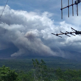 Aktivitas Vulkanik Gunung Semeru, Kolom Abu Setinggi 200 Meter Teramati di Atas Puncak