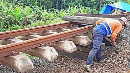 Perjalanan Kereta Api Terhenti Akibat Penurunan Tanah di Cilacap