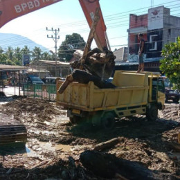 BPBD Kerahkan Tujuh Alat Berat dalam Penanganan Tanggul Jebol Pascabanjir Bandang Aceh Tenggara