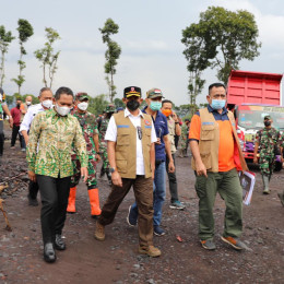 Tinjau Giat Transisi Darurat Semeru, Kepala BNPB Tekankan Akselerasi Pembangunan Huntara dan Huntap