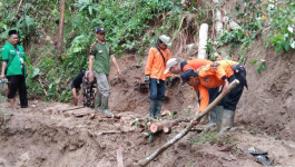 [UPDATE]: Tanah Longsor Cilacap, Jalan Utama Desa Sudah Dapat Dilalui Kendaran Roda Dua