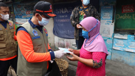 Ingatkan Disiplin Protokol Kesehatan, Kepala BNPB Bagikan Masker Kepada Warga Bandung