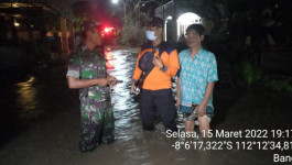 Banjir dan Longsor di Blitar, Warga Terpaksa Memutar Jalan Sejauh 8 Kilometer