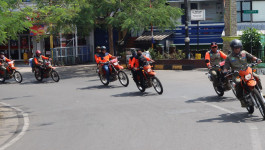 Pastikan Daerah Sulit Bisa Terjangkau Bantuan, Kepala BNPB Gunakan Motor Sambangi Pengungsian di Kecamatan Pacet