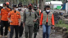 Tinjau Lokasi Relokasi Candipuro, Kepala BNPB Dorong Percepatan Pembangunan Huntara dan Huntap