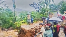 Sebuah Jembatan Penghubung Amblas Setelah Hujan Deras Mengguyur Kabupaten Cianjur