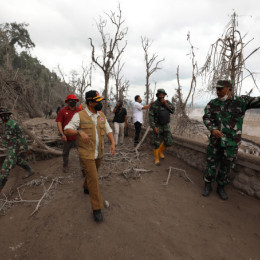 Kepala BNPB Tinjau Lokasi Terdampak Erupsi Gunung Semeru