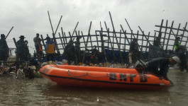 Gotong-Royong BPBD Gabungan Atasi Banjir Rob Semarang