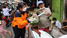 Tim BNPB Bagi-Bagi Masker Gratis Bagi Masyarakat DKI Jakarta