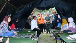 Presiden Jokowi Kunjungi Tenda Pengungsi Korban Gempa di Cianjur