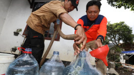 Distribusi Air Bersih Lancar, Kebutuhan Harian Pengungsi Terpenuhi