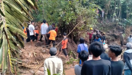 Tim Gabungan Evakuasi Tiga Warga Jeneponto Tertimbun Tanah Longsor