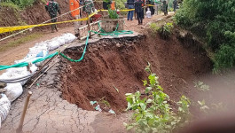 Banjir Telah Surut, Warga Mulai Membersihkan Sisa Material Sampah