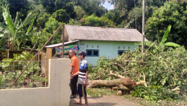 Sebanyak 40 Rumah Rusak Diterjang Angin Kencang di Kuningan