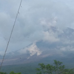 Gunung Semeru Kembali Luncurkan Awan Panas Guguran Hingga 5.000 Meter