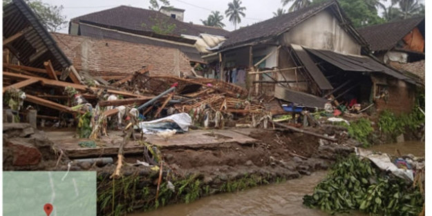 Pascabanjir dan Longsor, Petugas dan Warga Kabupaten Banyuwangi Lakukan Pembersihan