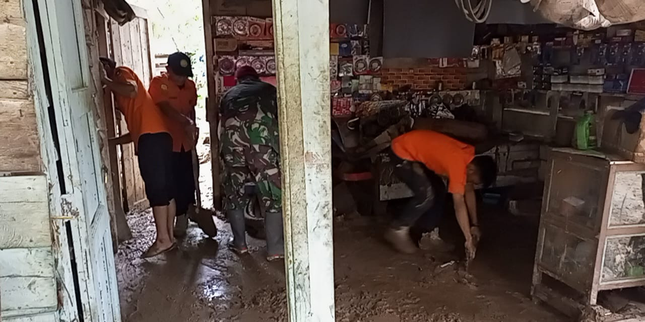 Banjir Bandang yang Telah Surut Rusakkan Dua Rumah Warga Dharmasraya