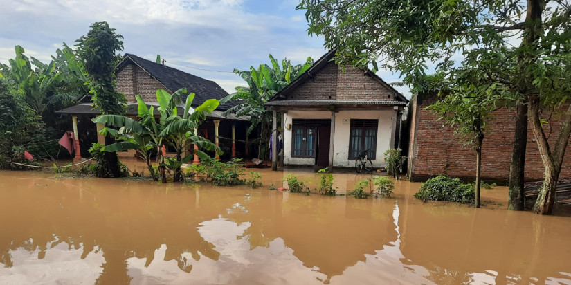 Banjir Telah Surut, Warga Mulai Membersihkan Sisa Material Sampah