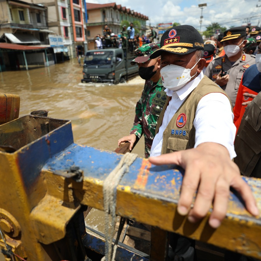 Kunjungi Sintang, Kepala BNPB Sampaikan Bantuan dan Langkah-langkah Penanganan Banjir Kalimantan Barat