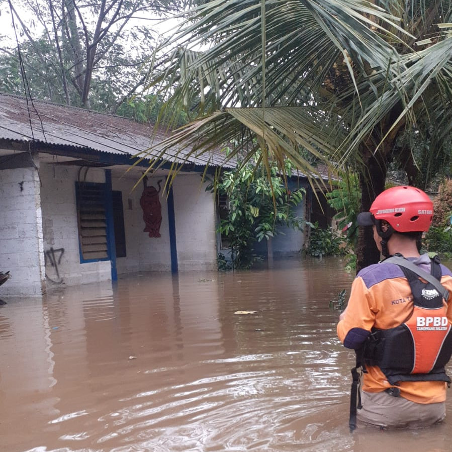 Warga Kecamatan Setu, Tangerang Selatan Mengungsi Akibat Banjir yang Merendam Wilayah Perumahan