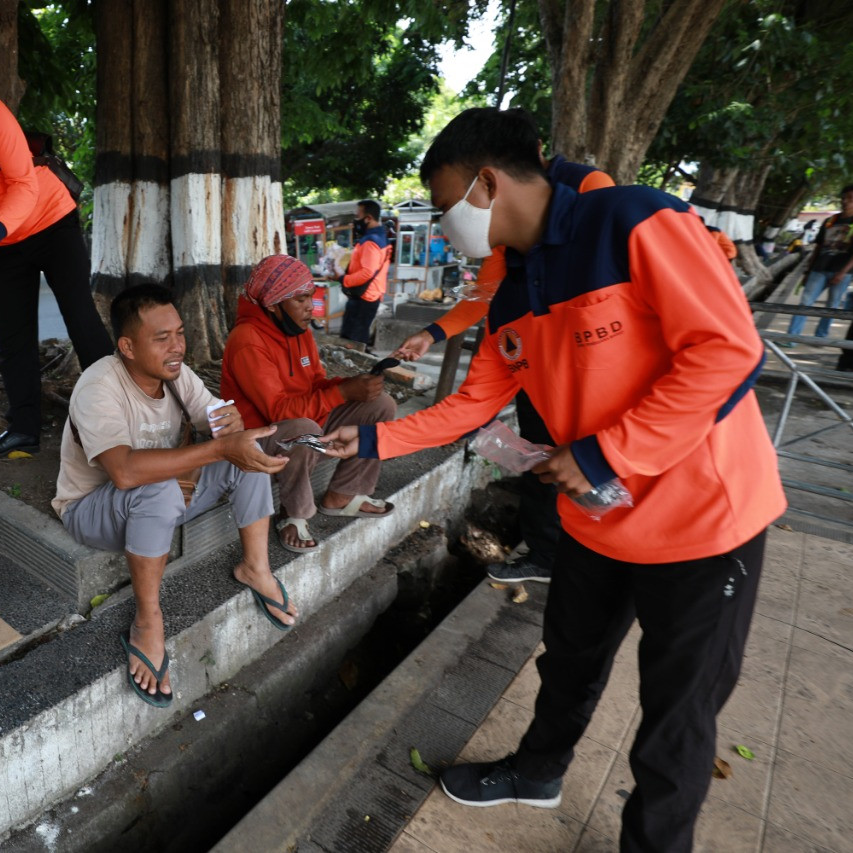 Dukung Percepatan Pemulihan Kegiatan Ekonomi di Mataram, BNPB bagikan 1.000 Masker Kepada Pelaku UMKM dan PKL