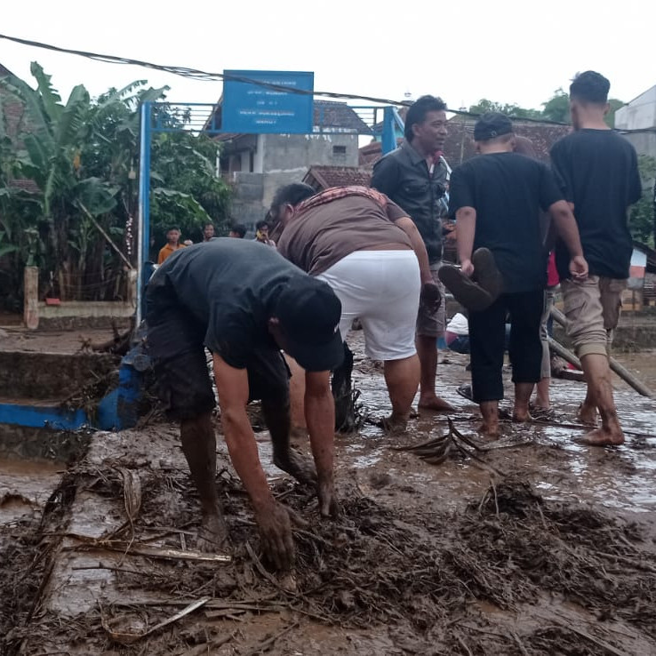 Satu Rumah Warga Garut Hanyut dan 20 KK Mengungsi Akibat Banjir