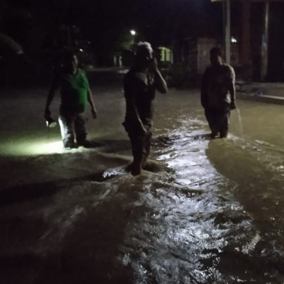 Banjir Surut, Warga Kecamatan Tambakrejo Bersihkan Sisa Material Pasca Kejadian