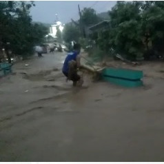 Tim Gabungan Bersihkan Material Lumpur Pasca Banjir Bandang Kabupaten Kudus Surut