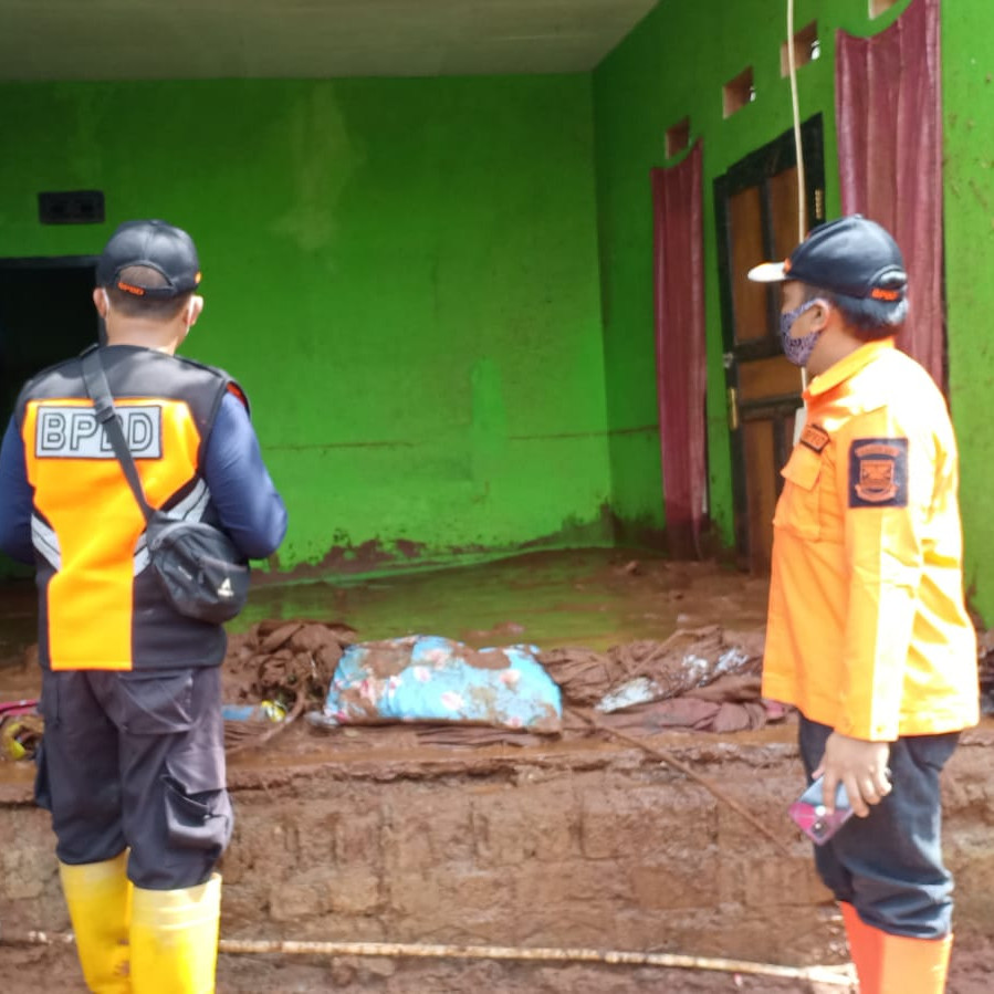 Gerak Cepat Tim Gabungan Dalam Penanganan Banjir di Bandung Barat