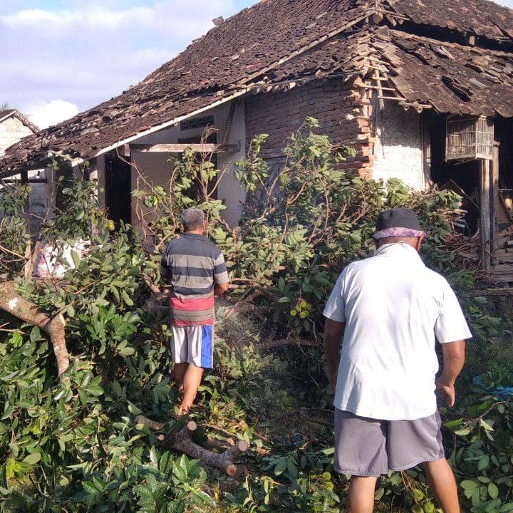 Angin Kencang Saat Hujan Akibatkan Rumak Rusak dan Satu Warga Gambiran Luka-luka