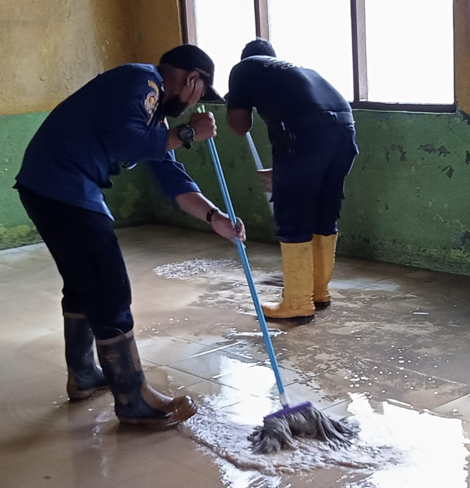 Pembersihan Sampah Banjir Dilakukan Paska Genangan yang Melanda Kecamatan Cilamaya Wetan Surut