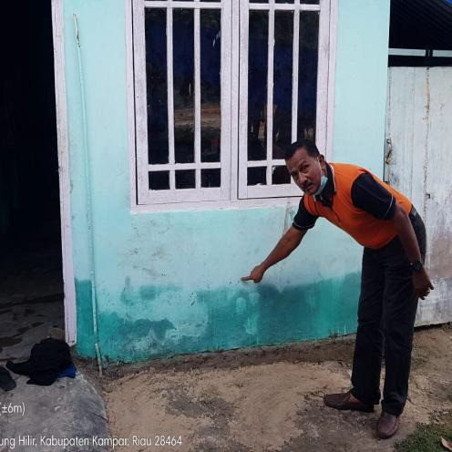 Masyarakat Kampar Bersihkan Sampah Setelah Banjir Surut