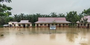 Banjir Surut, Warga Desa Aliantan di Rokan Hulu Tetap Waspada