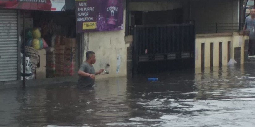 Warga Cimahi Bersihkan Sisa Material Pascabanjir